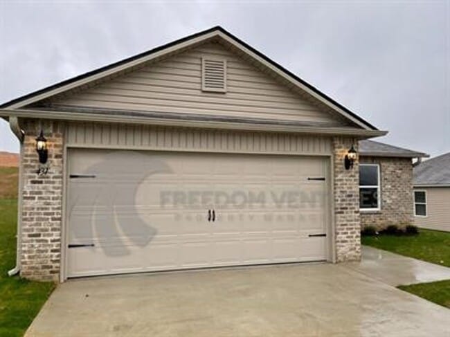 Building Photo - Modern 3-Bedroom Home with Spacious Backya...