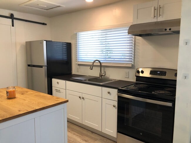 Building Photo - 307 W 8th St