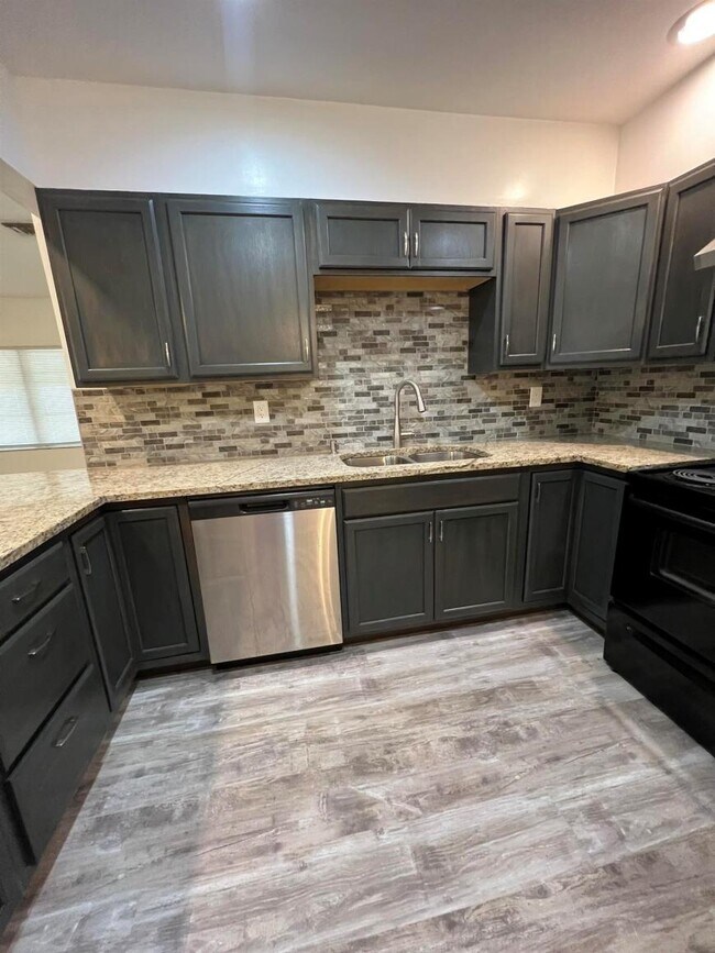 Building Photo - 4.0 bedroom in St. Petersburg Florida 33703