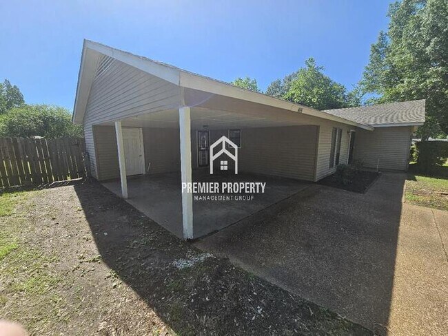 Building Photo - 4096 Royalcrest Dr