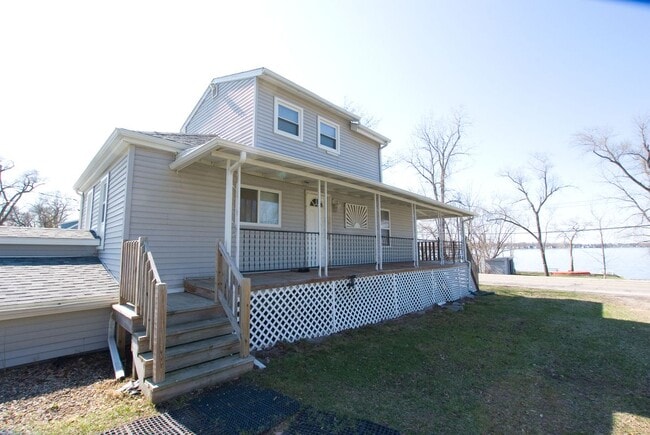 Building Photo - 1805 E Lake Dr