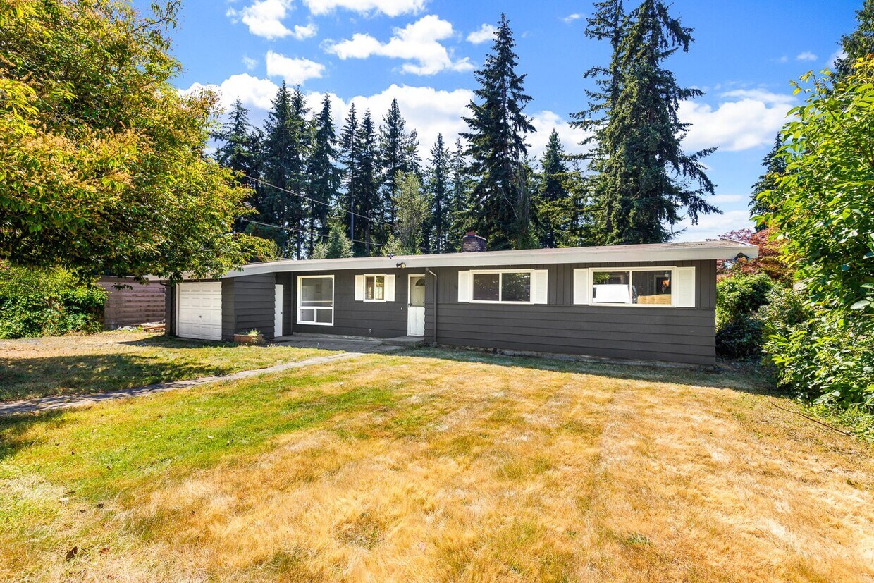 Primary Photo - Rambler with Ideal Commuting Location in L...