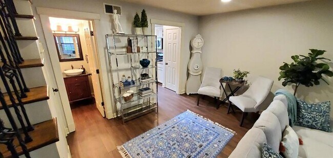 Building Photo - 402 Fairway Cir