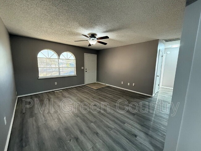 Foto del edificio - 306 E 3rd St