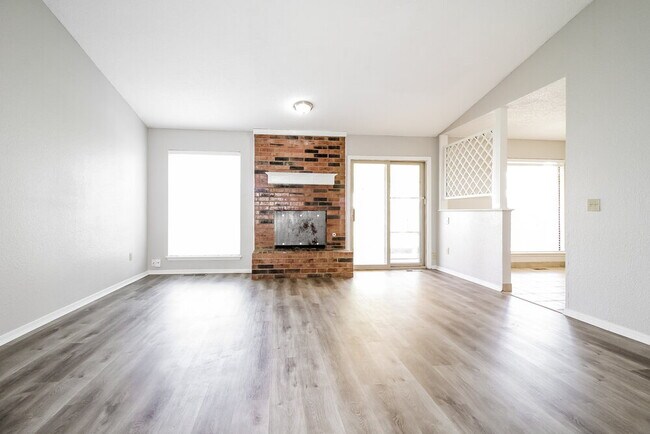 Foto del edificio - 1353 Oswego Dr