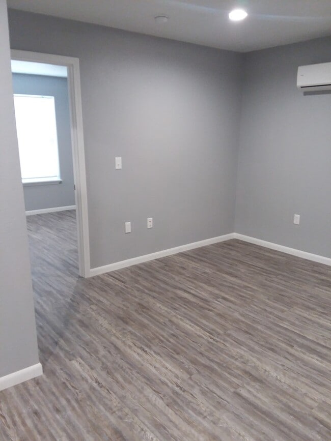 Building Photo - Small Efficient One Bedroom