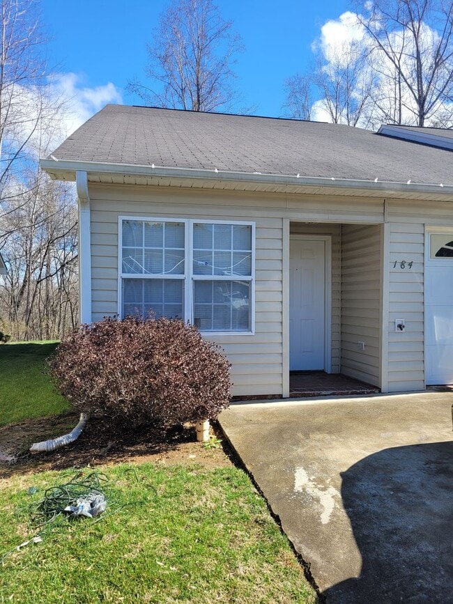 Building Photo - 184 Bethania Oaks Cir