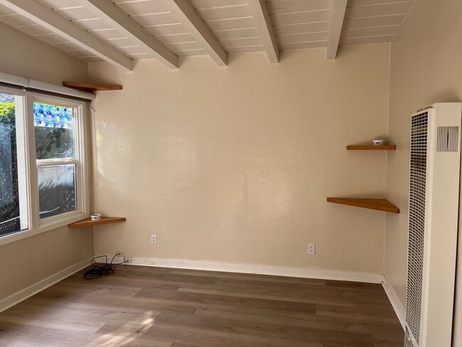 Building Photo - 495 Hillview St