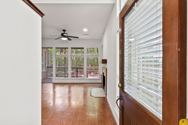 Foto del edificio - 15 Breezy Point Pl