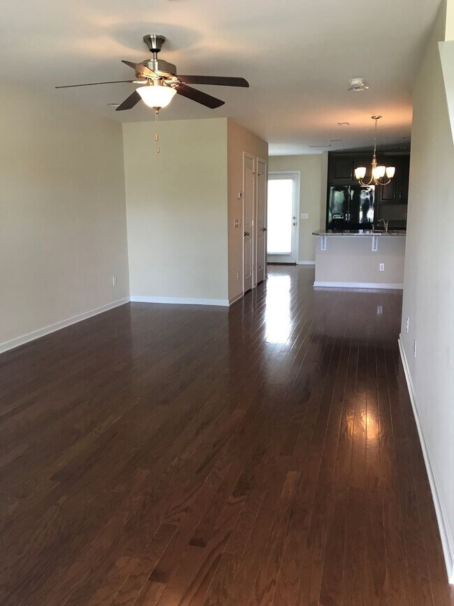 Foto del edificio - Spacious and Charming 2-Bed, 2.5-Bath Condo in Prime Hermitage Location