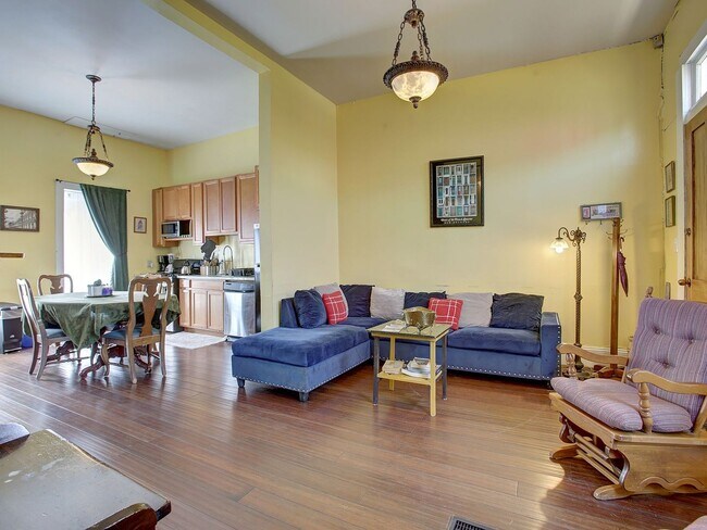 Building Photo - Historic 2 Bedroom Uptown Duplex in New Or...
