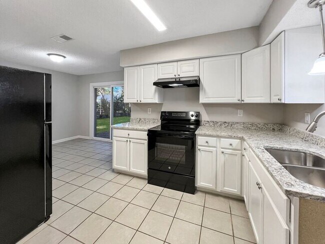 Building Photo - 3000 Mayfair Rd