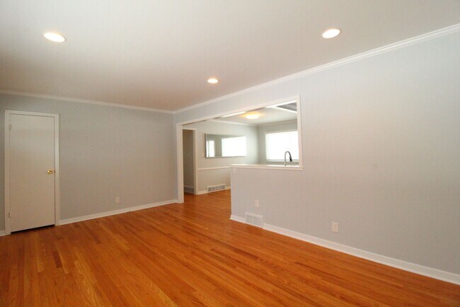 Foto del edificio - February FREE On This 3 Bedroom 2.5 Bath Home In Overland Park