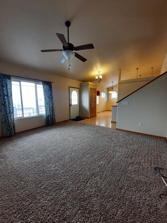 Foto del edificio - 3 BEDROOM | 2 BATH | TRI-LEVEL | NORTH