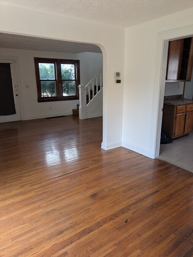 Foto del edificio - A charming 3-bedroom, 1-bathroom in Maple Heights