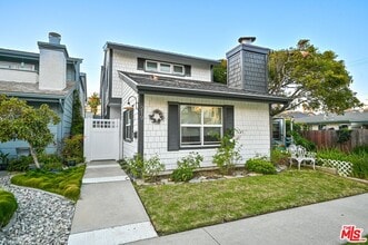 Building Photo - 219 13th St