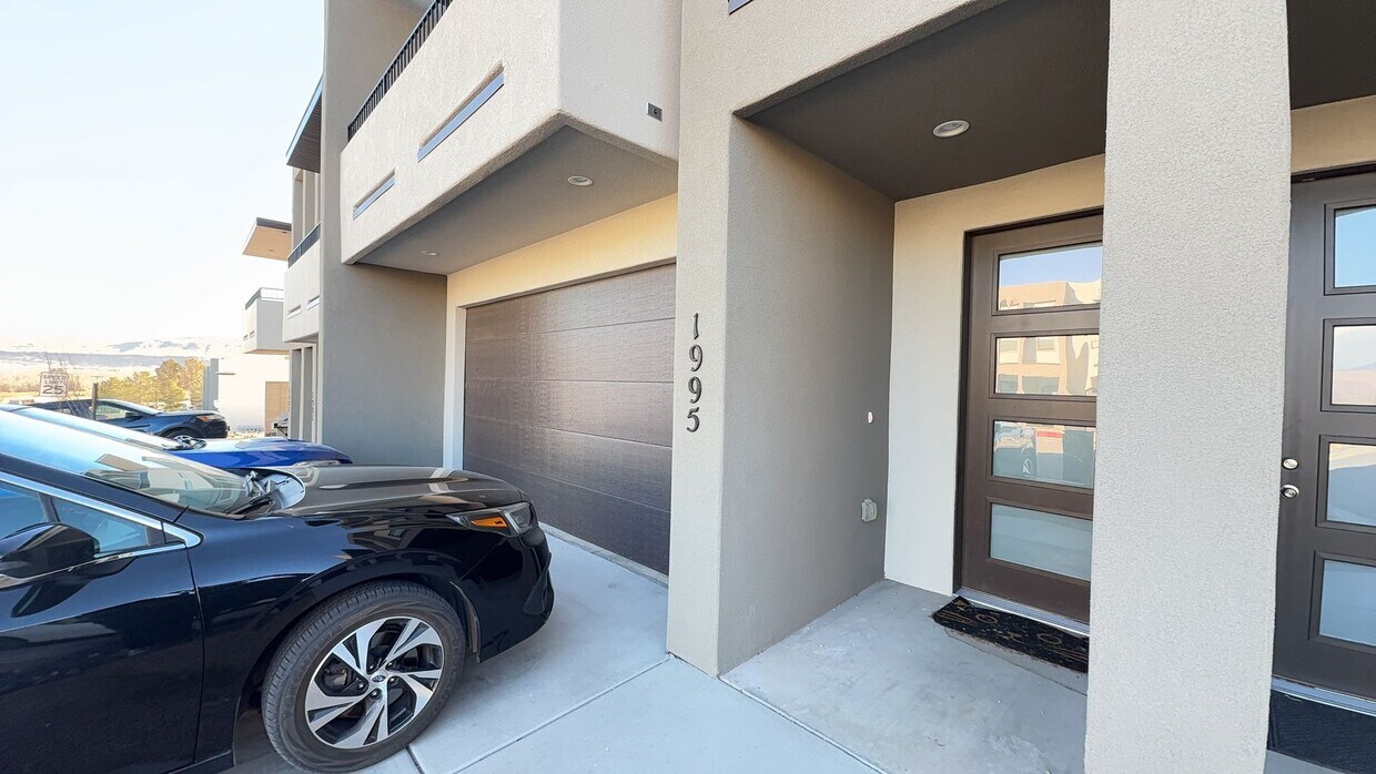Foto principal - Stunning Dog Friendly 4 Bedroom 2.5 Townhome!