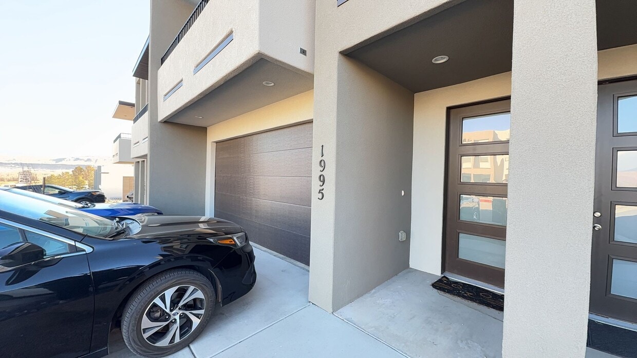 Primary Photo - Stunning Dog Friendly 4 Bedroom 2.5 Townhome!