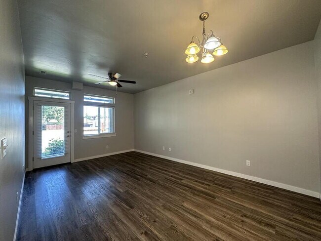 Building Photo - 605 W Pine Ave