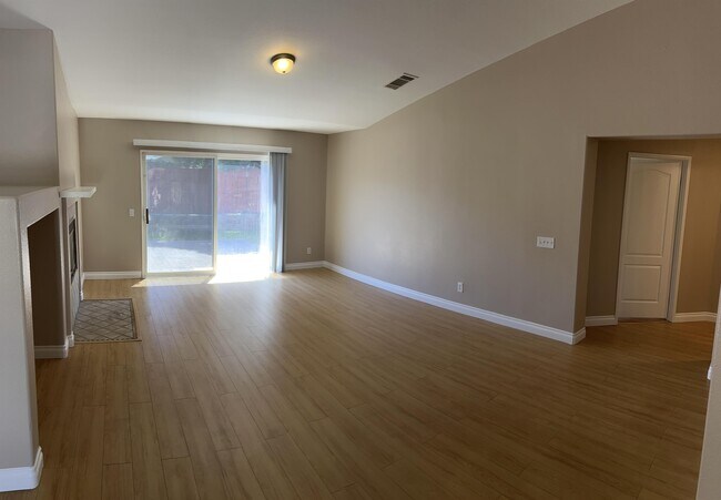 Building Photo - 36056 Dresden Ct