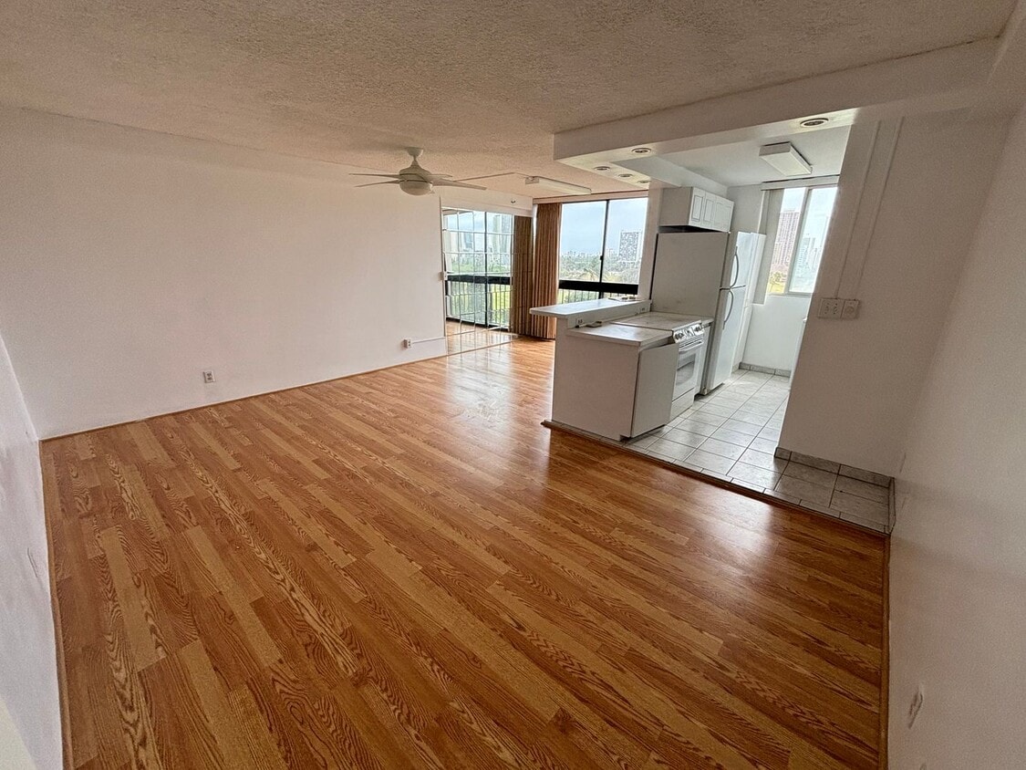 Primary Photo - 8th Floor Golf Course View 2 Bed 2 Bath 1 ...