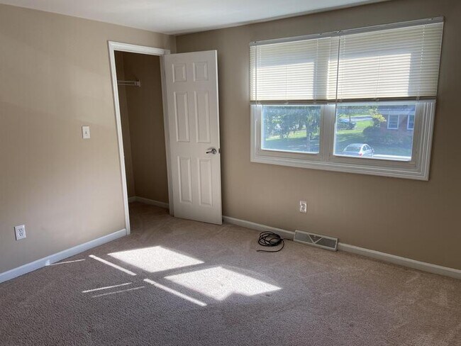 Building Photo - 127 Creekside Dr