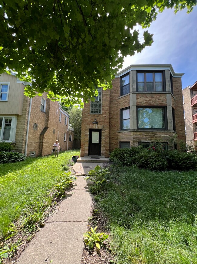 5718 N Mozart St Unit Basement, Chicago, IL 60659 Room for Rent in