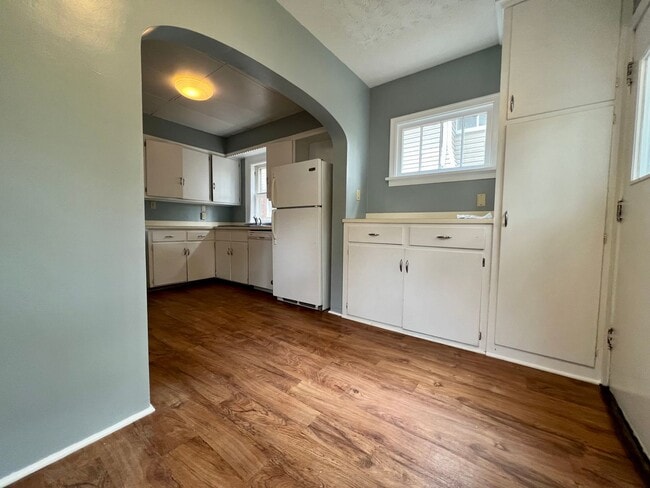 Building Photo - Spacious super clean 3 BR home close to Ba...