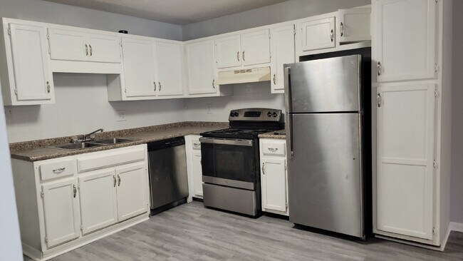 Foto del edificio - Coming Soon!!!  Accepting Section 8.  Deca...