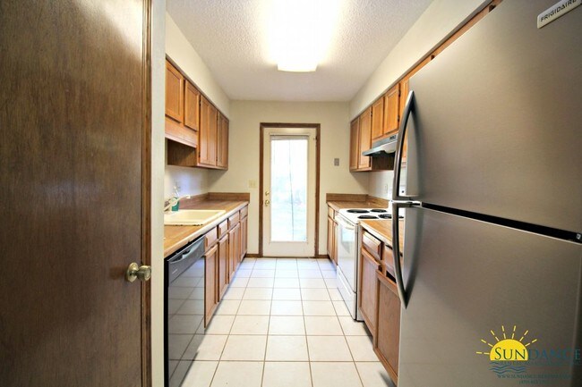 Building Photo - 1007 Pineview Blvd