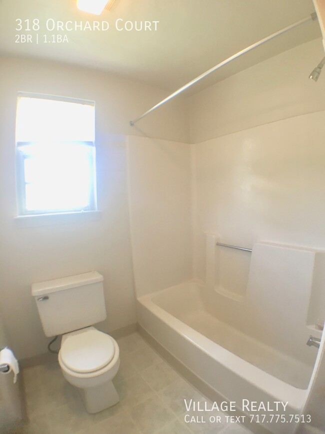 Building Photo - Roomy 2-bed townhome with garage in Dallas...