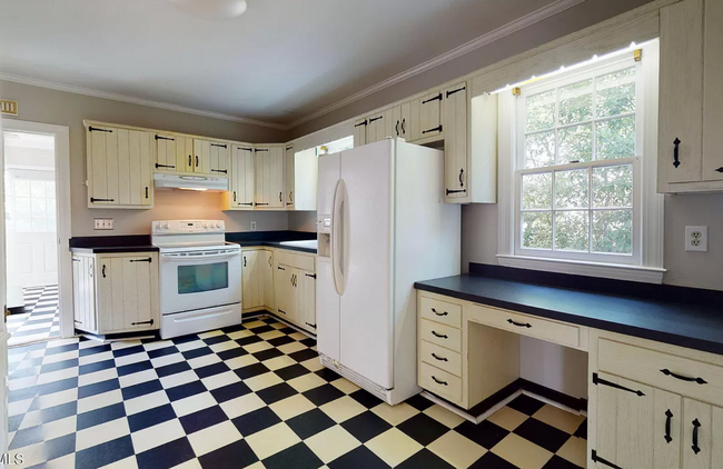 Building Photo - Charming 3-Bed Home with Modern Updates & ...