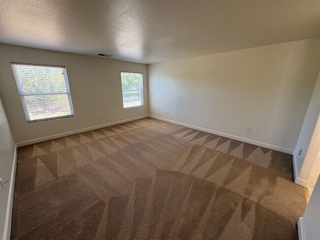 Foto del edificio - 722 W James Ave