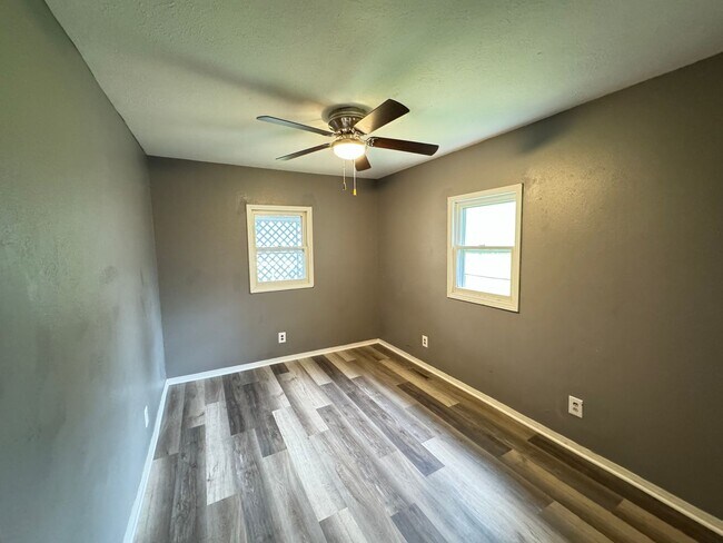 Building Photo - 2 Bedrooms, 1 Bath in South Bend IN.