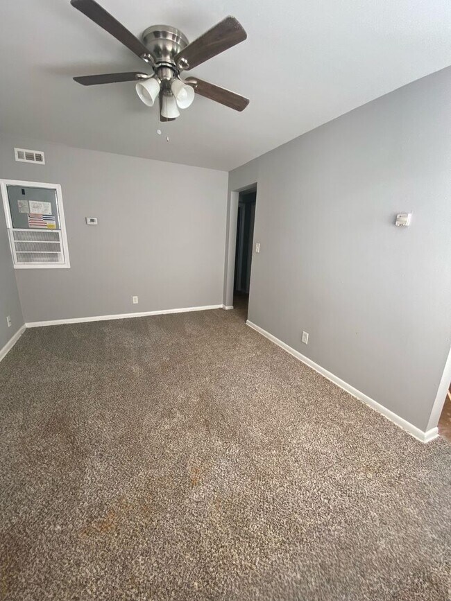 Building Photo - Jefferson Park Gem (2 Bedroom Available Now)