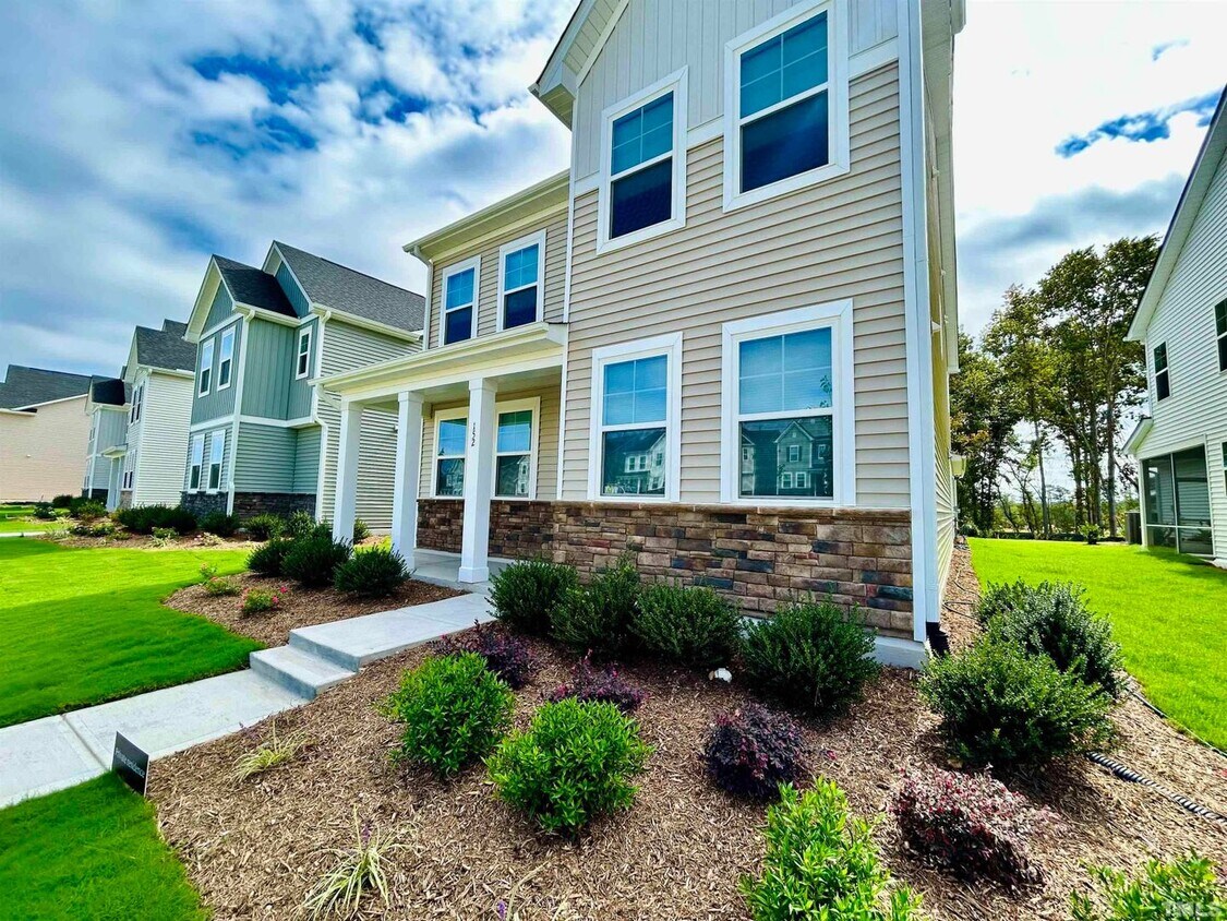Foto principal - Room in 4 Bedroom Home at Edge of Auburn Blvd