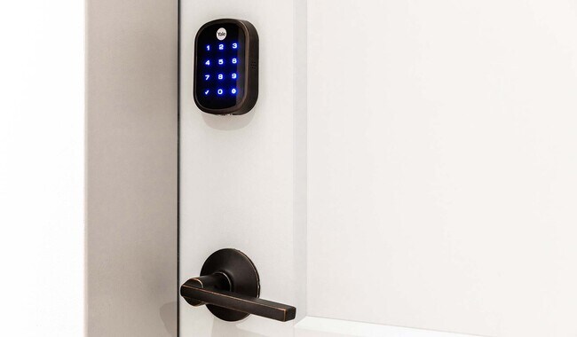 ¡Deja entrar a amigos, familiares o a un paseador de perros de forma remota con tranquilidad! Tecnología para el hogar disponible en cada hogar. - Indigo