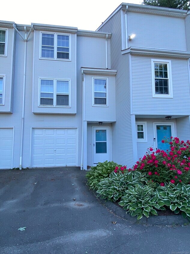 24 Deerwood Ln Unit 6, Waterbury, CT 06704 Condo for Rent in