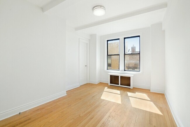 Foto del edificio - 301 E 21st St