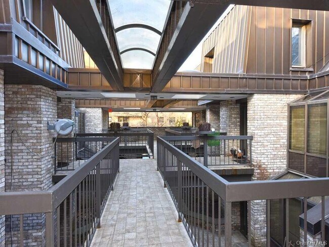 Foto del edificio - 130 S Middle Neck Rd