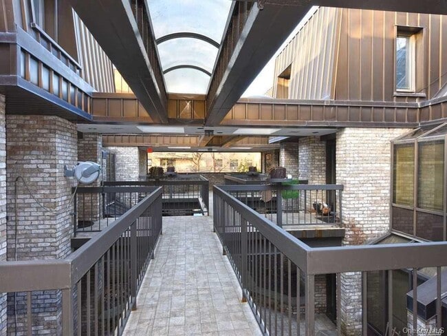 Building Photo - 130 S Middle Neck Rd