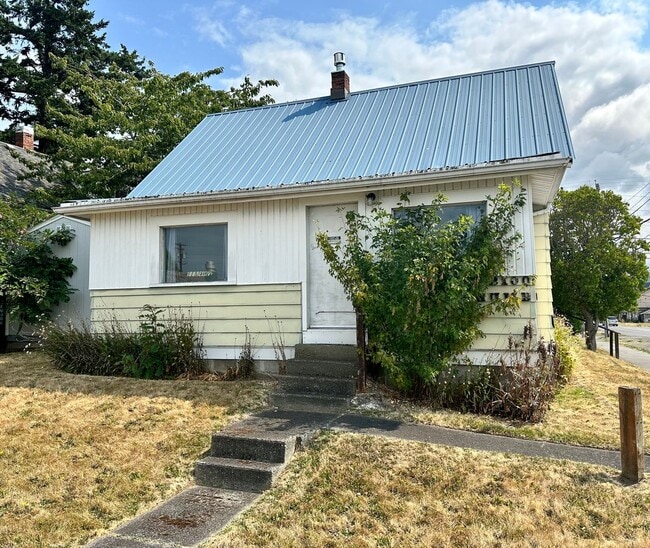 Building Photo - PRELEASING: Available September 2026! 3 bdrm/1 bath House!