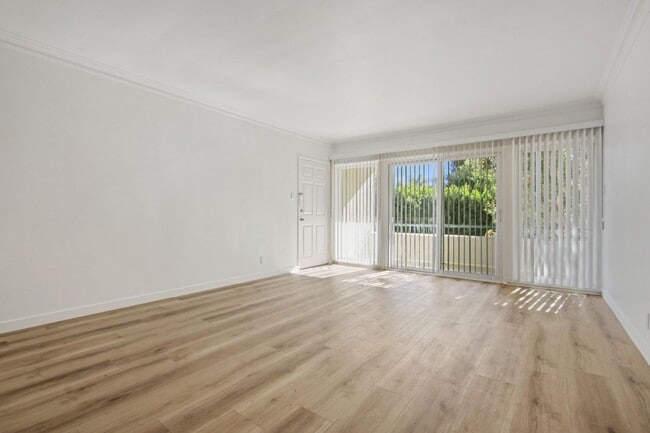 Foto del edificio - 1975 S Beverly Glen Blvd