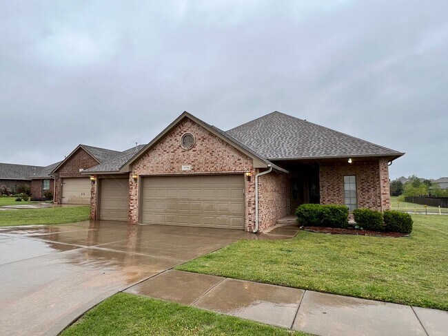 Foto del edificio - 4 Bedroom, 2 Bathroom 3 Car Garage Home in...