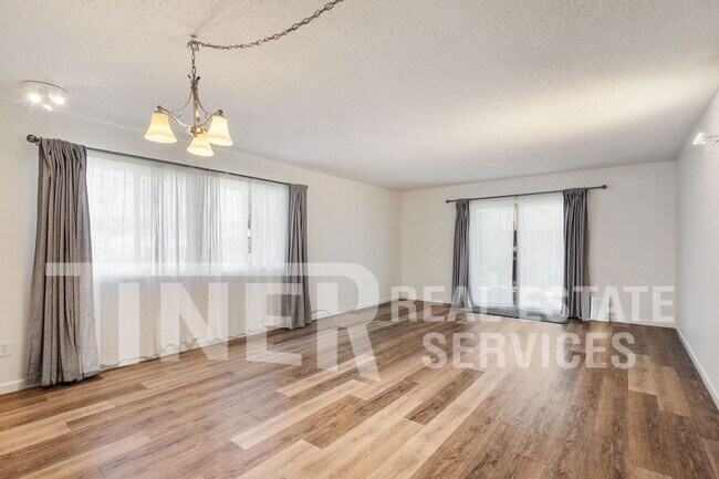 Building Photo - Beautifully Updated 2 Bedroom - Tier 5