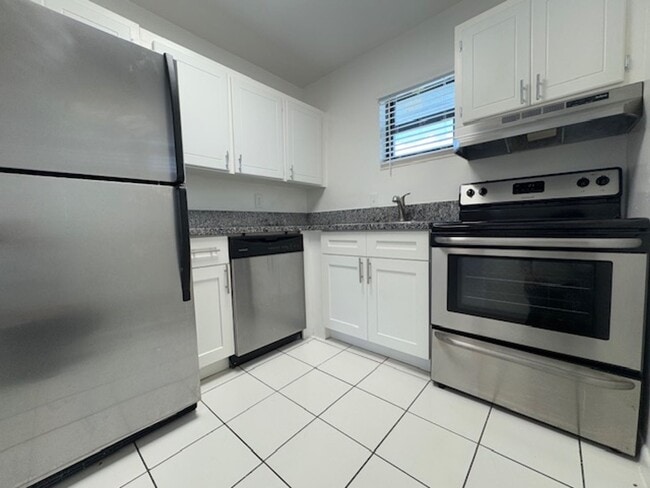 Foto del edificio - Colonial Village - 7550 Stirling Rd