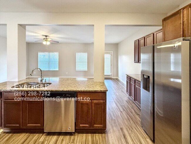 Building Photo - Spacious and Bright 3-Bedroom Home in a Co...