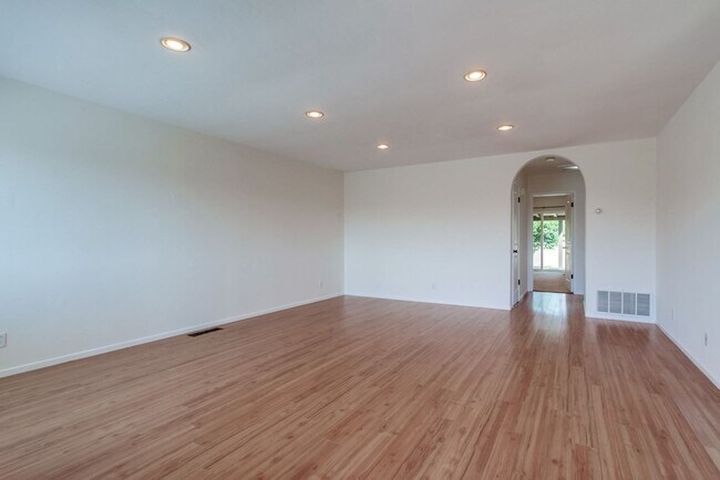 Building Photo - ***Beautiful 2-bedroom, 2-bathroom Townhom...