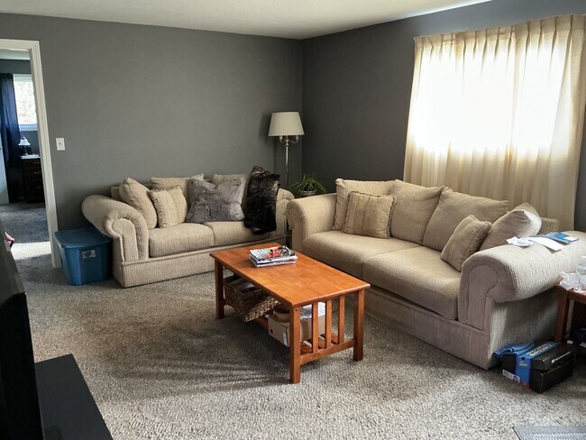 Foto del edificio - 12 E Farms Rd