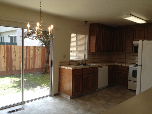 Building Photo - 1041 Cherry Ct